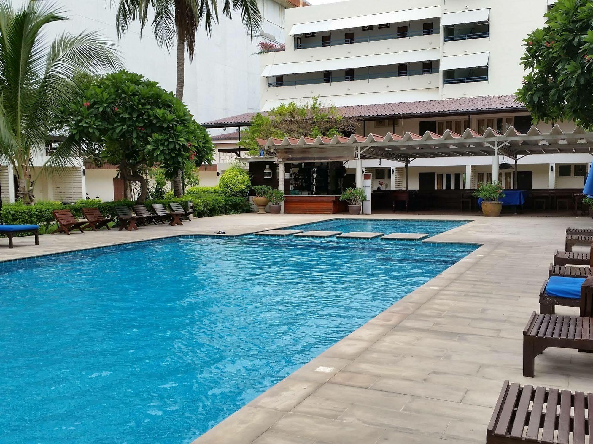 Nautical Inn Pattaya Buitenkant foto