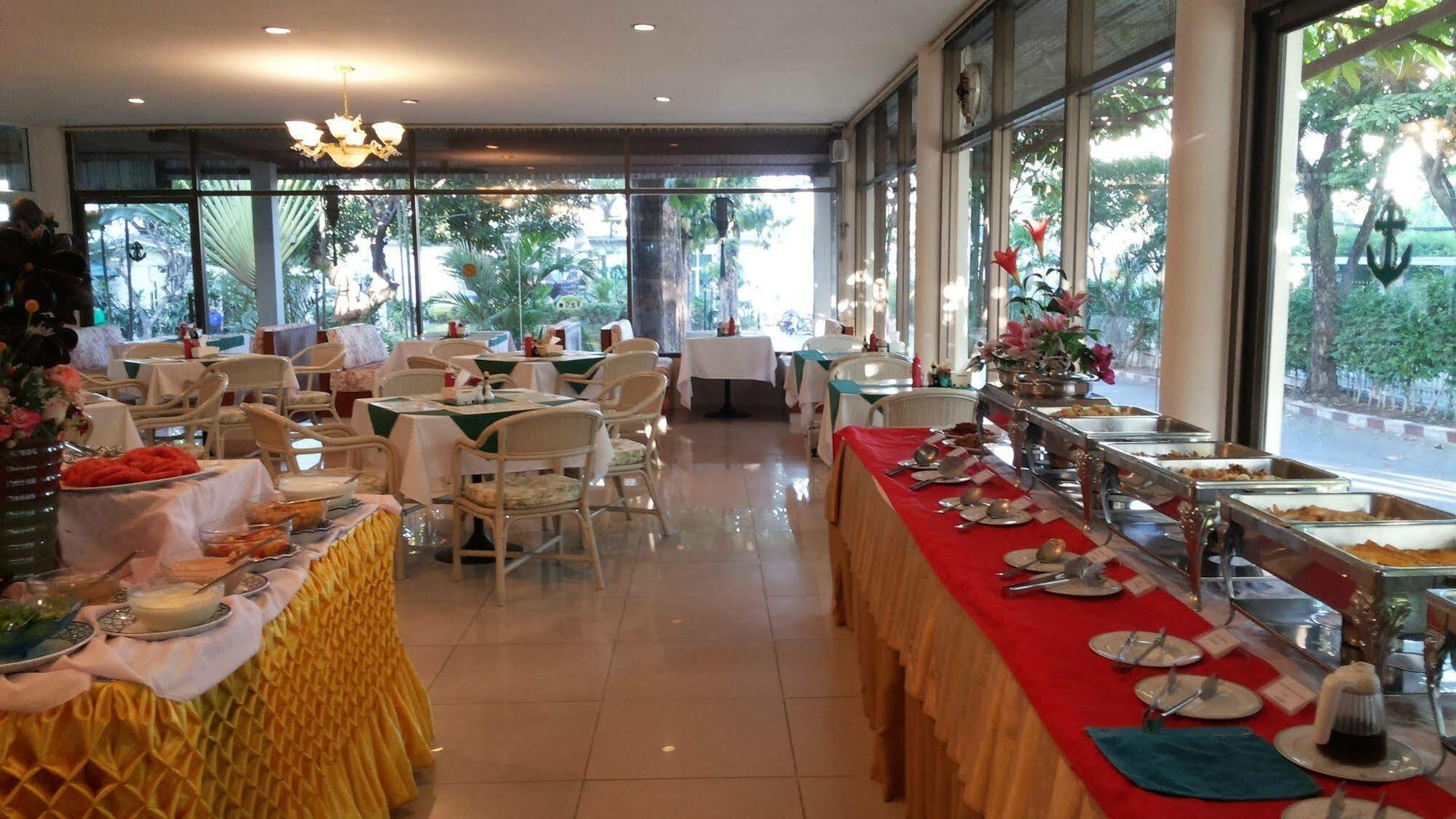 Nautical Inn Pattaya Buitenkant foto